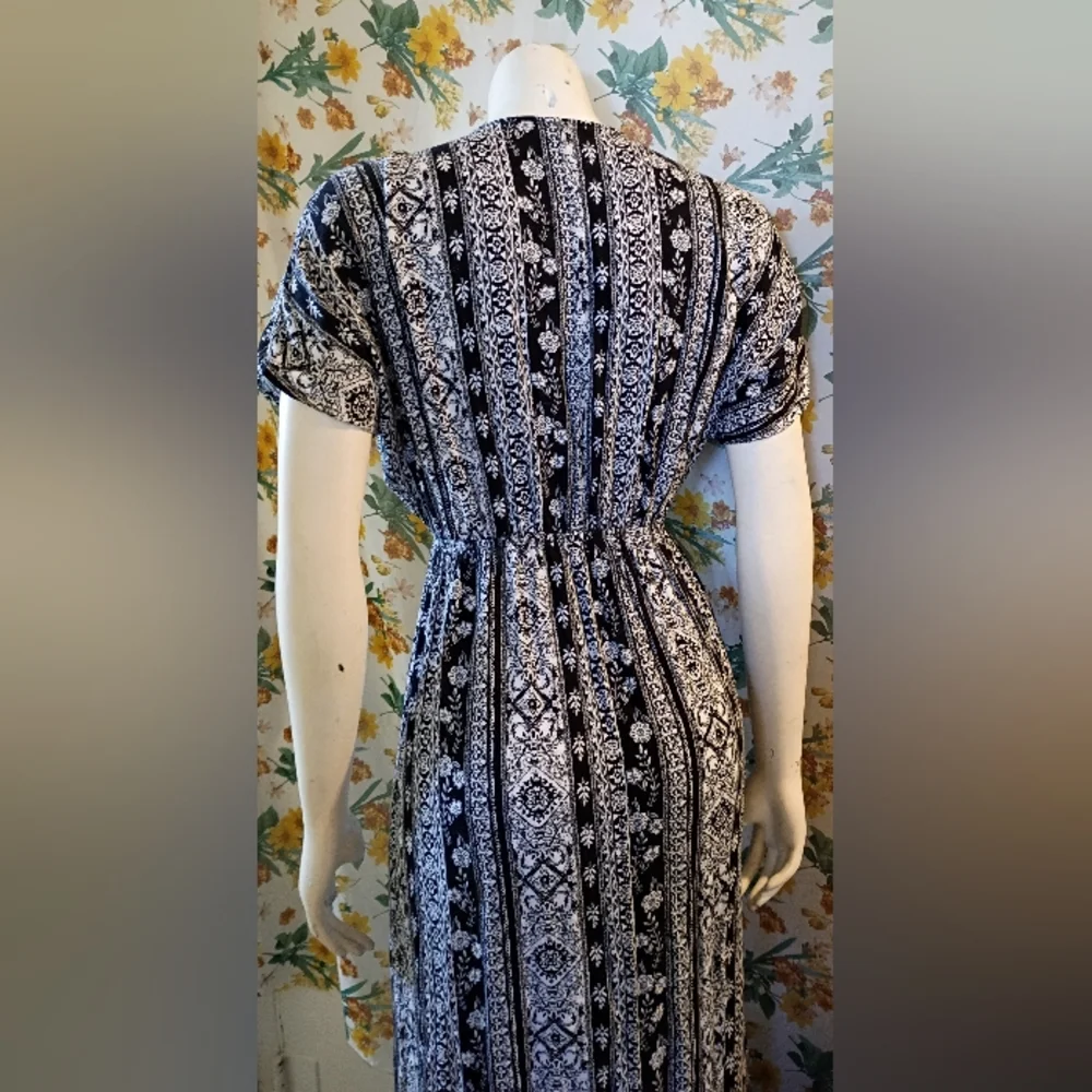 Forever 21 Women's Black and White Floral Pattern Deep V-neck Maxi Dress - Picture 7 of 9